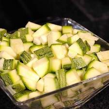 Picar la calabacita en cubos pequeños y reservar.