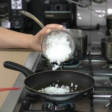 Preparar el relleno, calentar la cucharada de aceite y cuando este caliente sofreír la cebolla picada durante un para de minutos.