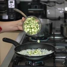 Agregar la calabacita picada.