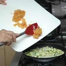 Añadir los trozos de pollo, sazonar con sal y pimienta. Continuar cociendo durante 4 minutos más y dejar enfriar un poco.