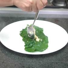 Colocar una hoja de acelga y rellenar con un poco de la mezcla de pollo y enrollar bien para formar una bolita.