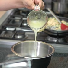 Preparar el capeado, colocar las claras de huevo en un tazón y batir con la ayuda de la batidora hasta que se espesen y esponjen.