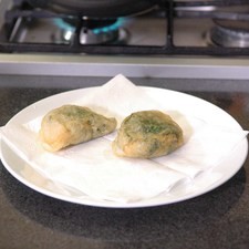 Colocar las bolitas sobre papel absorbente para retirar el exceso de grasa.