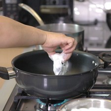 Calentar el aceite en un sartén y sofreír las bolitas hasta que se vean doradas.
