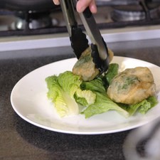 Servir sobre una cama de lechuga.