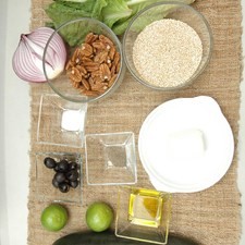 Ingredientes para receta 1 taza de quinoa blanca Nuevo 1 pieza de pepino 10 piezas de aceituna negra 50 gramos de queso de cabra 1/2 taza de nuez 1/2 pieza de cebolla morada sal al gusto pimienta negra molida al gusto aceite de oliva al gusto 2 piezas de limón 1 pieza de lechuga orejona