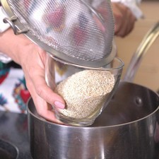 Dejar escurrir el exceso de agua, la quinoa no se debe dejar remojando.