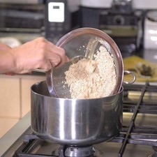 Colocar la quinoa en una olla honda.