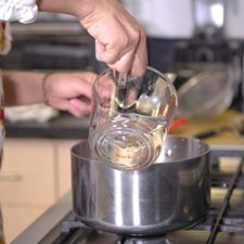 Agregar dos tazas de agua, el trozo de cebolla, y media cucharita de sal. Calentar a fuego alto hasta que suelte el hervor, tapar bajar la lumbre y dejar cocer 15 minutos si menear hasta que se consuma el agua. Apagar el fuego y dejar enfriar.