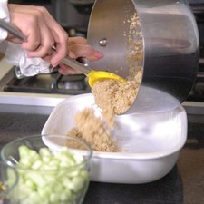 Colocar la quinoa cocida en un tazón.