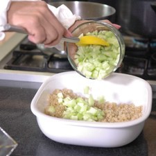 Añadir el pepino picado.