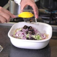 Agregar la cebolla picada, aceitunas en rodajas.