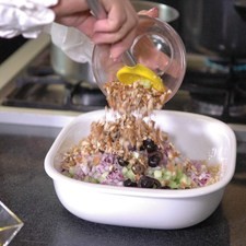 Añadir nueces troceadas, revolver bien para integrar todos los ingredientes.