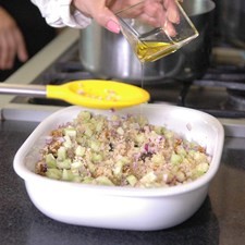 Añadir el aceite de oliva, jugo de los limones pimienta y sal y revolver con la pala.