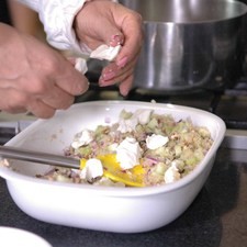 Agregar el queso de cabra en trocitos.