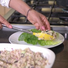 Colocar una hoja de lechuga sobre el plato y agregar un poco de la ensalada.
