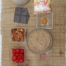 Ingredientes para receta 1 sobre de atole tres estrellas sabor nuez Nuevo 3 tazas de leche de vaca 1/2 cucharita de canela en polvo 1 cucharita de esencia de vainilla 1 1/2 tazas de azúcar blanca 1 taza de crema de leche de vaca 1 taza de nuez molida Ingredientes para decorar 100 gramos de chocolate semi amargo cerezas en almíbar al gusto nuez al gusto