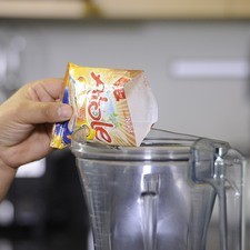 Licuar el Atole Tres Estrellas® con la leche.