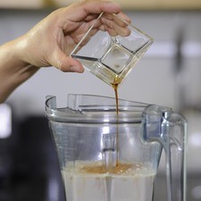 Agregar la canela, la vainilla y el azúcar.