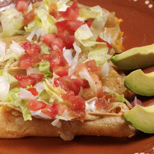 Servir bañados de crema y salsa picante de jitomate, adornados con rebanadas de aguacate y acompañados de ensalada de lechuga y jitomate.