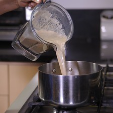 Cocer en una olla durante 10 minutos o hasta que espese ligeramente retira del fuego y dejar enfriar.