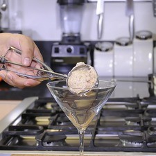 Retira del congelador, saca bolitas de helado y sirve en copas.