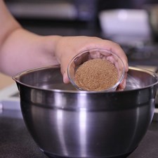 Precalentar el horno a 350F En un tazón mezclar el azúcar blanca, azúcar morena y mantequilla, batir a velocidad media hasta acremar, S 14077 1475614316