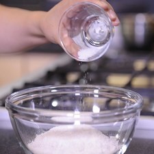 En otro tazón mezclar la avena, harina, polvo para hornear y sal. Agregar la mezcla de azúcar y batir a velocicad baja. Tapar y refrigerar durante 30 minutos. S 14079 1475614275