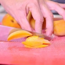 Cortar los duraznos en cuadritos y combinar son todos los ingredientes del relleno. S 14081 1475614274