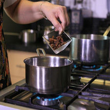 Hacer una infusión de anís hirviendo 15 estrellas de anís en 1 taza de agua durante 5 minutos. Se puede hacer también con te de anís de bolsita, en ese caso hervir 2 bolsitas en 1 taza de agua. Dejar enfriar.