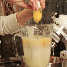 Para preparar el flan, poner la lata de leche evaporada, la lata de leche condensada, los seis huevos y la vainilla en el vaso de la licuadora. Licuar hasta obtener una mezcla uniforme.