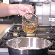 Agregar ½ taza de la infusión de anís y amasar hasta obtener una masa suave sin trabajarla demasiado. Dejar reposar la masa 10 minutos.