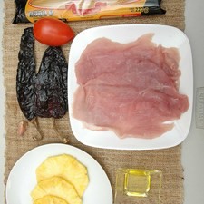 Ingredientes para receta 2 piezas de milanesa de puerco Help 1 cucharada de aceite de oliva 1 pieza de chile ancho 1 pieza de chile pasilla 1 diente de ajo 1 pieza de jitomate guaje 3 rebanadas de piña sal al gusto pimienta negra molida al gusto 200 gramos de pasta de spaghetti La Moderna Help