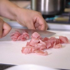 Cortar la milanesa de cerdo en trozos pequeños.