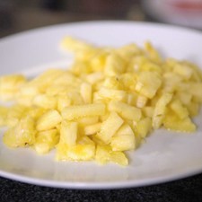 Picar la piña en trozos tamaño bocado.