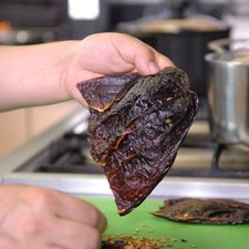 Desvenar el chile ancho, el chile pasilla.