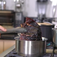 Poner a hervir los chiles, junto con el diente de ajo y el jitomate guaje durante 5 minutos. Dejar enfriar.