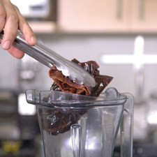 Colocar en el vaso de la licuadora las pieles de los chiles, ajo y jitomate y un poquito del agua donde se cocieron. Moler bien hasta obtener una mezcla homogénea.