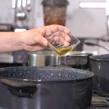 Calentar la cucharada de aceite.