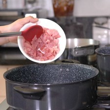 Sofreír la carne durante unos minutos o hasta que se vea ligeramente dorada.