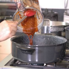 Agregar la salsa molida y sazonar con pimienta y sal y continuar cociendo un par de minutos más.