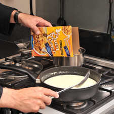 Agrega la pasta. Cocer a fuego medio, semi-tapado durante 12 minutos, revolviendo de vez en cuando.
