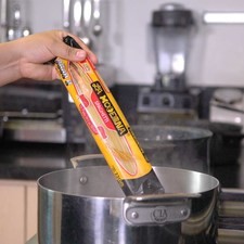 Hervir agua en una olla, agregar la pasta.