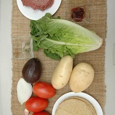Ingredientes para receta 300 gramos de carne molida de res 2 cucharadas de aceite de oliva 2 piezas de papa blanca 4 piezas de jitomate guaje 2 piezas de chile chipotle adobado 1/4 pieza de cebolla blanca 1 diente de ajo sal al gusto pimienta negra molida al gusto 1 pizca de orégano seco 1 pieza de lechuga orejona 1 pieza de aguacate 10 piezas de tortilla de maíz