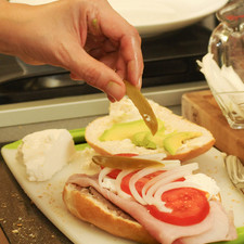 Adornar con chiles en escabeche y agregar un chorrito de aceite de oliva y sal al gusto.