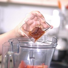 Colocar los jitomates guajes partidos en cuartos en el vaso de la licuadora y los chiles chipotles adobados, moler bien hasta obtener una mezcla homogénea.