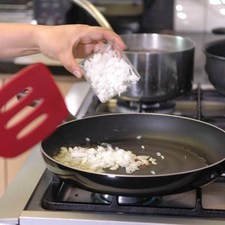 Calentar el aceite en el sartén y sofreír el ajo picado y cebolla picada durante un par de minutos.