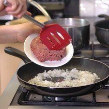 Agregar la carne molida y continuar cociendo hasta que la carne cambie de color.