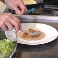 Para preparar los tacos calentar las tortillas sobre un comal o sartén y agregar un poco de la carne.