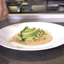 Agregar un poco lechuga picada y rodajas de aguacate.